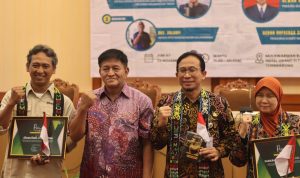 Foto : Pamong Budaya Museum Nasional, Alwan Hadi (kanan), Kepala Uptd Museum Mulawarman, Zularfi (tengah), Kadisdikbud Kaltim, Muhammad Kurniawan (tengah), Pengurus Komite Nasional ICOM Indonesia, Dedah Rufaedah Sri Handari (kiri). Sumber : Museum Mulawarman.