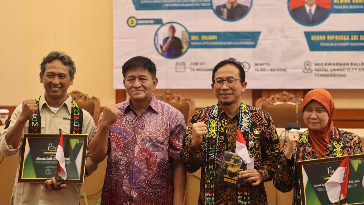 Foto : Pamong Budaya Museum Nasional, Alwan Hadi (kanan), Kepala Uptd Museum Mulawarman, Zularfi (tengah), Kadisdikbud Kaltim, Muhammad Kurniawan (tengah), Pengurus Komite Nasional ICOM Indonesia, Dedah Rufaedah Sri Handari (kiri). Sumber : Museum Mulawarman.