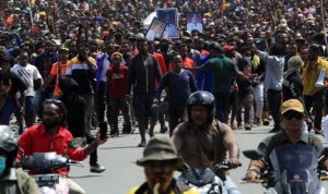 Foto : Iring-Iringan Jenazah Lukas Enembe, Mantan Gubernur Papua. Sumber : Istimewa.