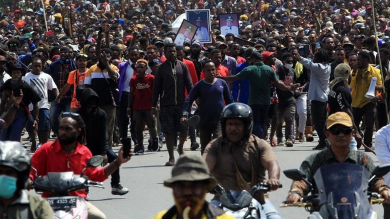 Foto : Iring-Iringan Jenazah Lukas Enembe, Mantan Gubernur Papua. Sumber : Istimewa.
