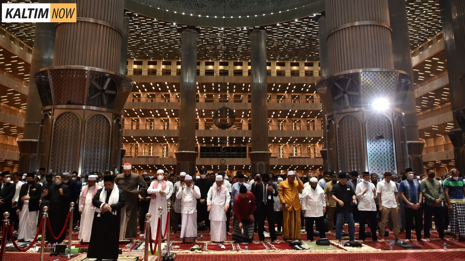 Foto : Jemaah Salat di Masjid Istiqlal Jakarta. Sumber : istiqlal.or.id