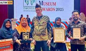 Foto : Kepala UPTD Museum Mulawarman Prov Kaltim, Isnawati (Kanan Kedua). Sumber : Museum Mulawarman.