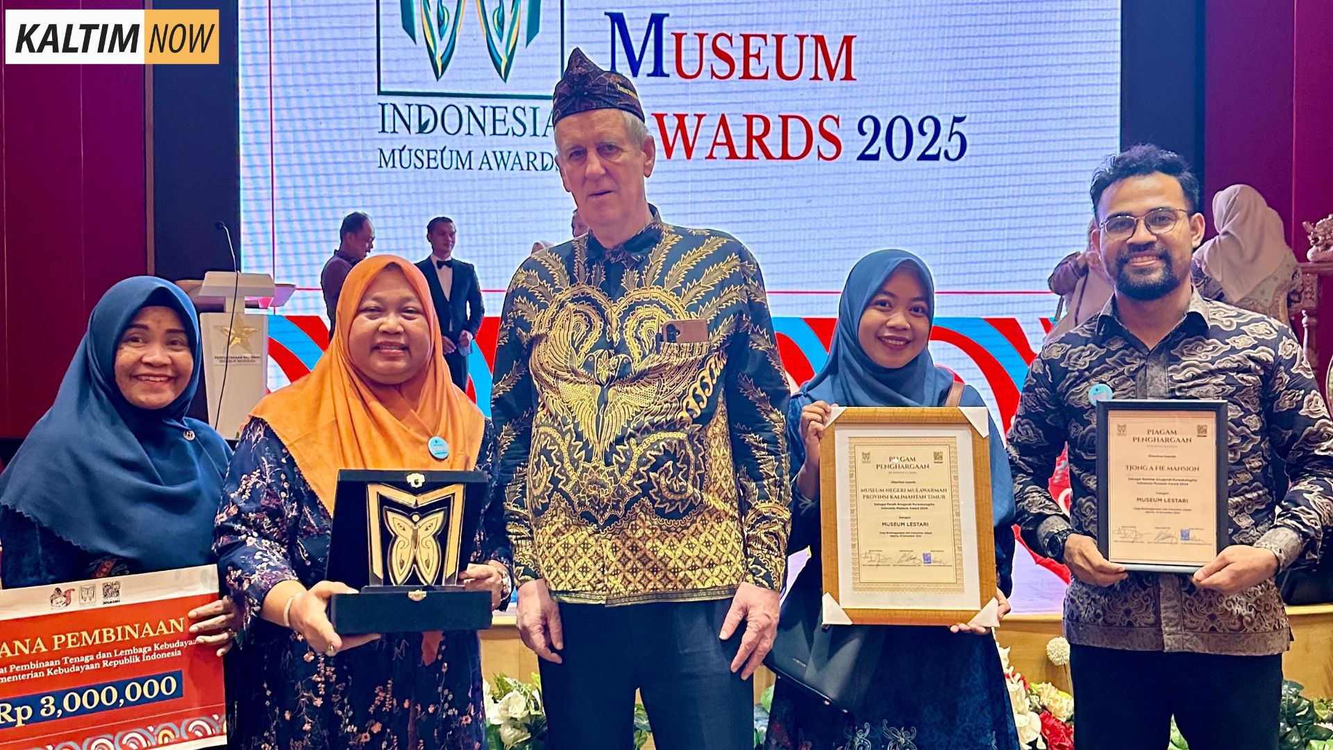 Foto : Kepala UPTD Museum Mulawarman Prov Kaltim, Isnawati (Kanan Kedua). Sumber : Museum Mulawarman.