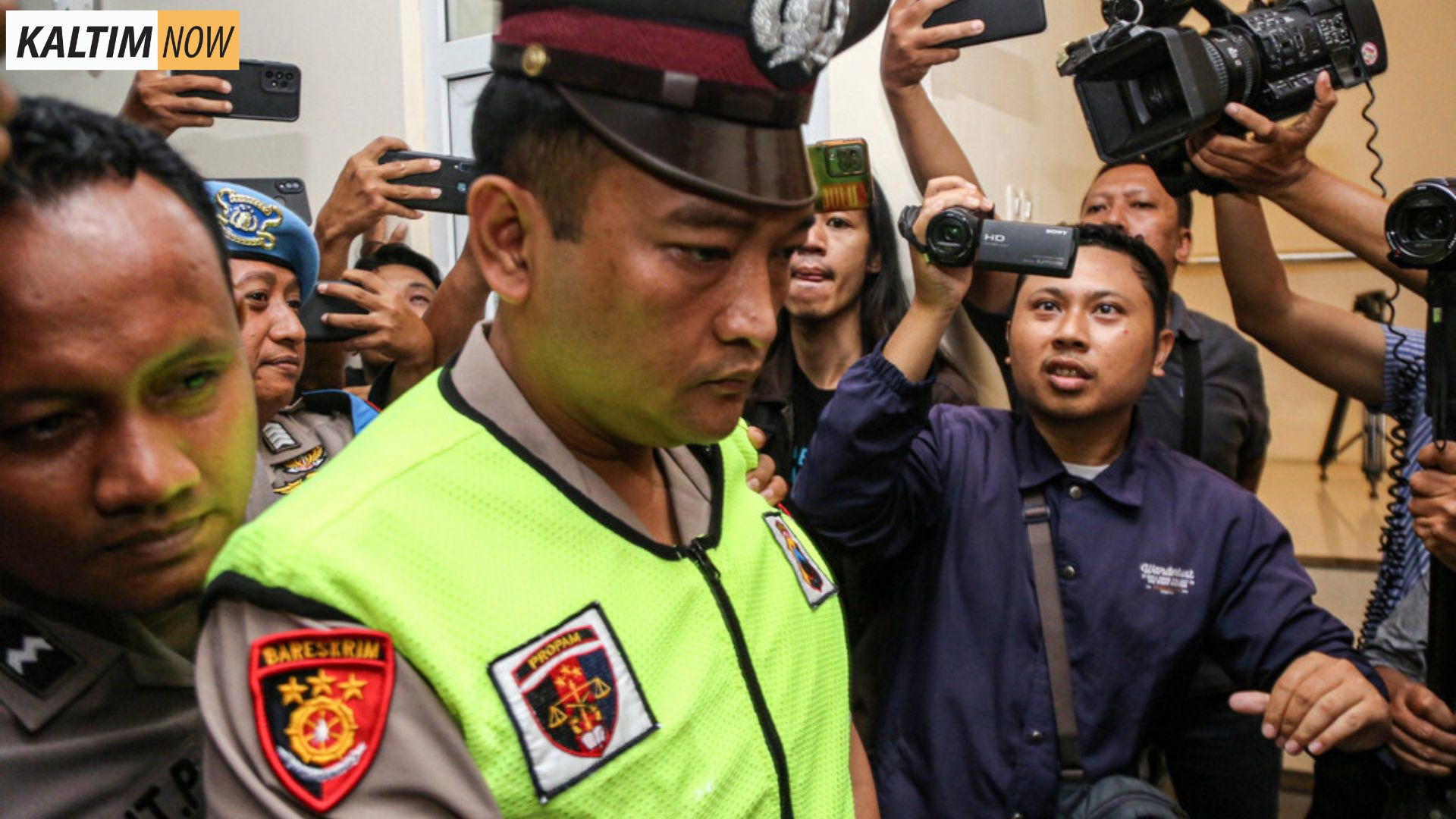 Foto : Aipda Robig Zaenudin Usai Keluar Dari Ruang Sidang di Polda Jateng. Sumber : Istimewa.