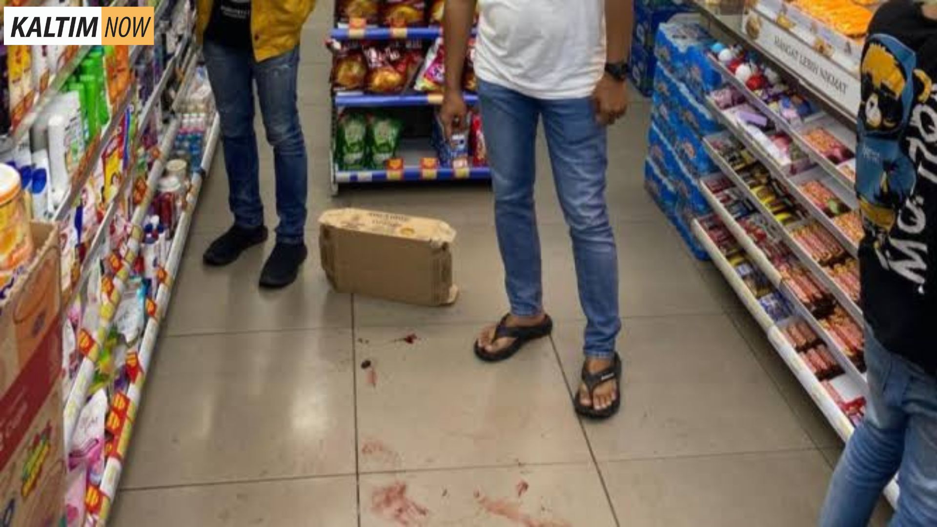 Foto : Tempat kejadian penembakkan bos rental mobil di Rest Area KM 45 Tol Jakarta-Merak di minimarket. Sumber : Istimewa.