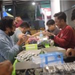 Foto : Peserta Indomaret Gundam Competition 2025 saat sedang merakit gunpla. Sumber : SY.
