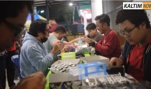 Foto : Peserta Indomaret Gundam Competition 2025 saat sedang merakit gunpla. Sumber : SY.