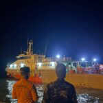 Foto: Tim SAR gabungan sedang melakukan pencairan para korban kapal terbalik. Sumber: Istimewa.