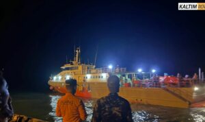Foto: Tim SAR gabungan sedang melakukan pencairan para korban kapal terbalik. Sumber: Istimewa.