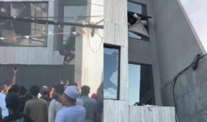 Foto: Rumah Anggota DPR Ahmad Sahroni Didatangi Massa, Barang Berharga Dijarah. Sumber: X.