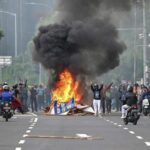 Foto: Massa demo membakar ban bekas di tengah jalan. Sumber: Istimewa.