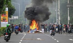 Foto: Massa demo membakar ban bekas di tengah jalan. Sumber: Istimewa.