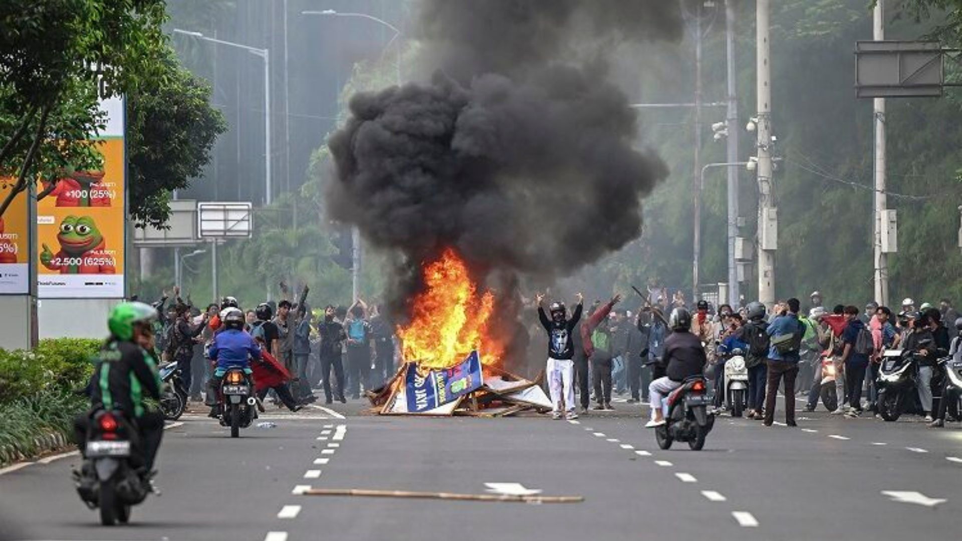 Foto: Massa demo membakar ban bekas di tengah jalan. Sumber: Istimewa.