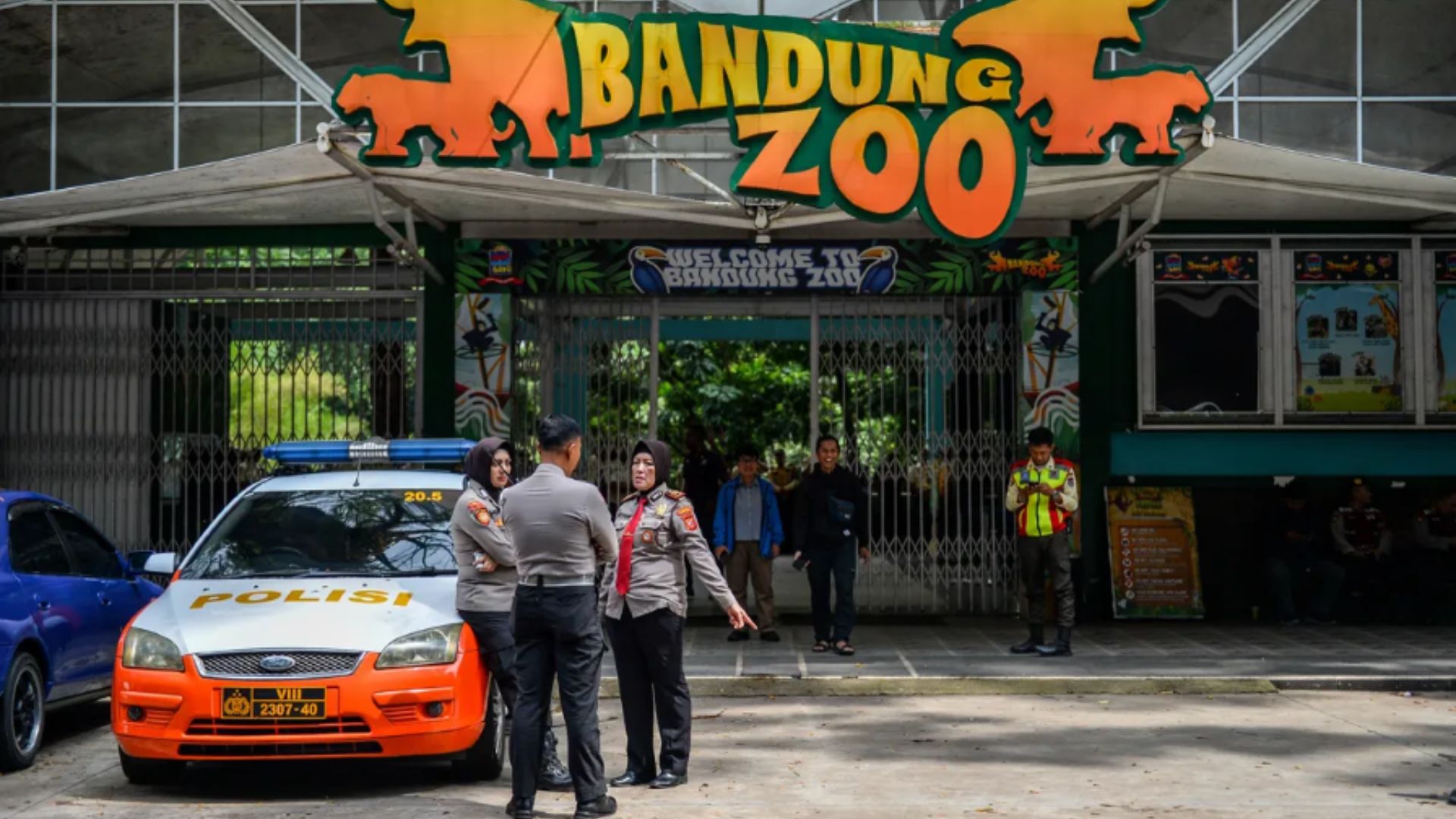 Foto: Sejumlah polisi sedang siaga di area Bandung Zoo. SUmber: Istimewa.