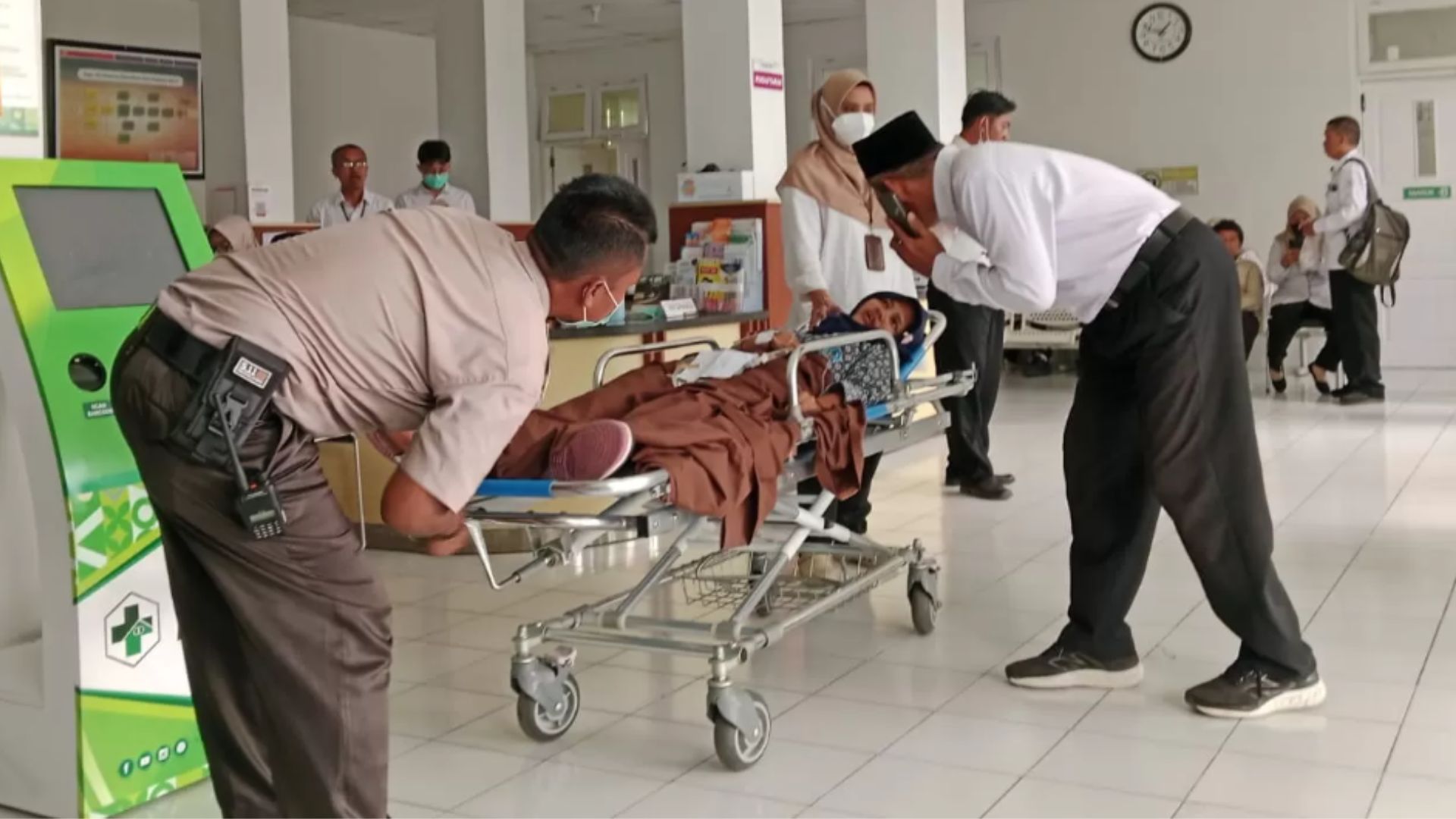 Foto: Puluhan Siswa SMP di Sleman Diduga Keracunan Usai Santap Makan Bergizi Gratis. Sumber: Istimewa.