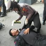 Foto: Pasukan Brimob di Solo mendapat penanganan medis setelah terkena gas air mata. Sumber: CNN Indonesia.