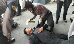 Foto: Pasukan Brimob di Solo mendapat penanganan medis setelah terkena gas air mata. Sumber: CNN Indonesia.