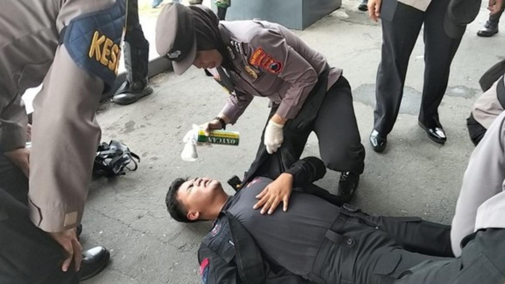 Foto: Pasukan Brimob di Solo mendapat penanganan medis setelah terkena gas air mata. Sumber: CNN Indonesia.