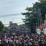 Foto: Ribuan massa unjuk rasa di depan kantor Bupati Pati. Sumber: Istimewa.