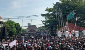 Foto: Ribuan massa unjuk rasa di depan kantor Bupati Pati. Sumber: Istimewa.