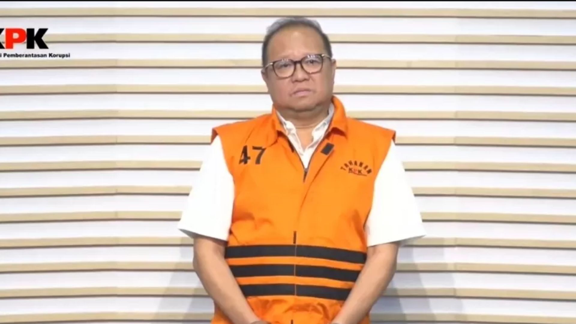 Foto: KPK menahan Hendarto atas dugaan korupsi dana ekspor. Sumber: KPK.