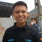 Foto: Seorang pria berbaju Brimob ikut menganiaya wartawan. Sumber: Istimewa.