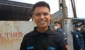 Foto: Seorang pria berbaju Brimob ikut menganiaya wartawan. Sumber: Istimewa.