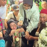 Foto: Kedua orangtua Affan Kurniawan (ojol) meninggal dilindas mobil Rantis Brimob. Sumber: Istimewa.