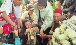 Foto: Kedua orangtua Affan Kurniawan (ojol) meninggal dilindas mobil Rantis Brimob. Sumber: Istimewa.