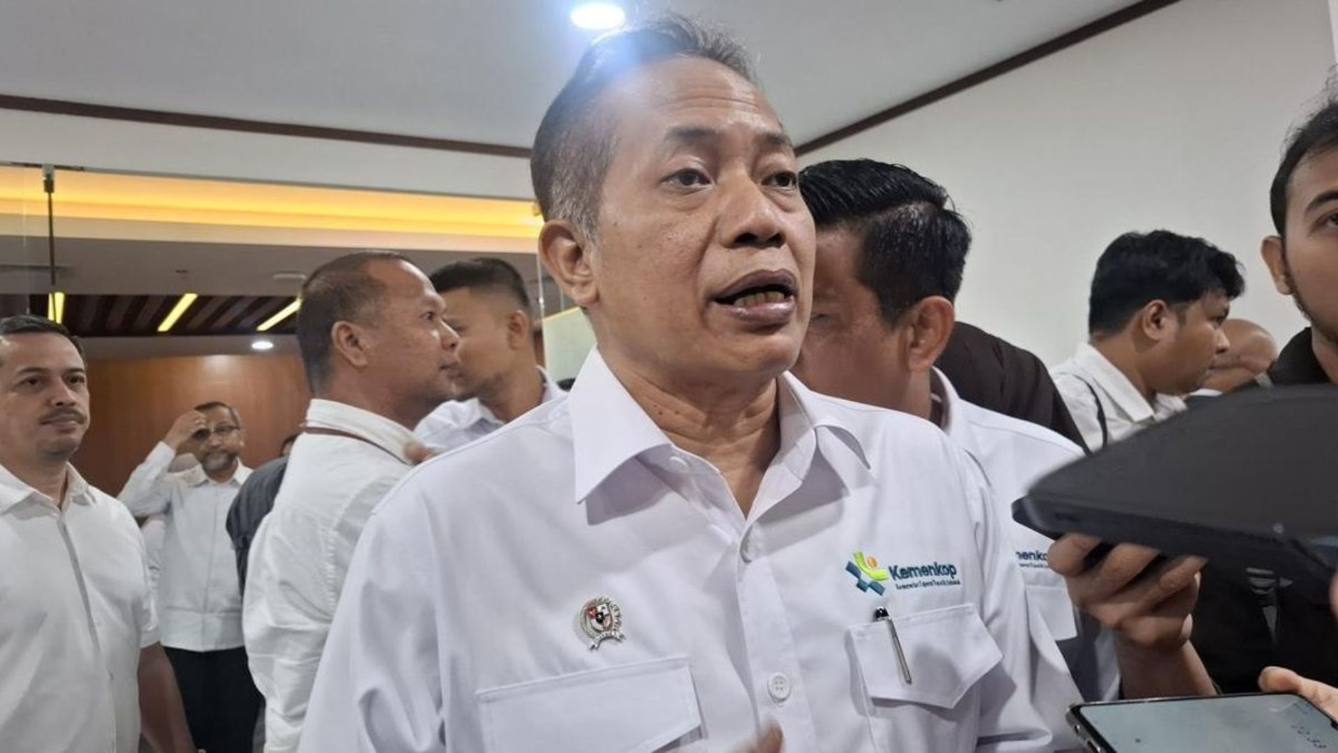 Foto: melantik Ferry Juliantono sebagai Menteri Koperasi menggantikan Budi Arie. Sumber: Istimewa.