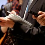 Foto: Ilustrasi jurnalis wawancara narasumber. Sumber: Istimewa.