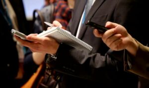 Foto: Ilustrasi jurnalis wawancara narasumber. Sumber: Istimewa.