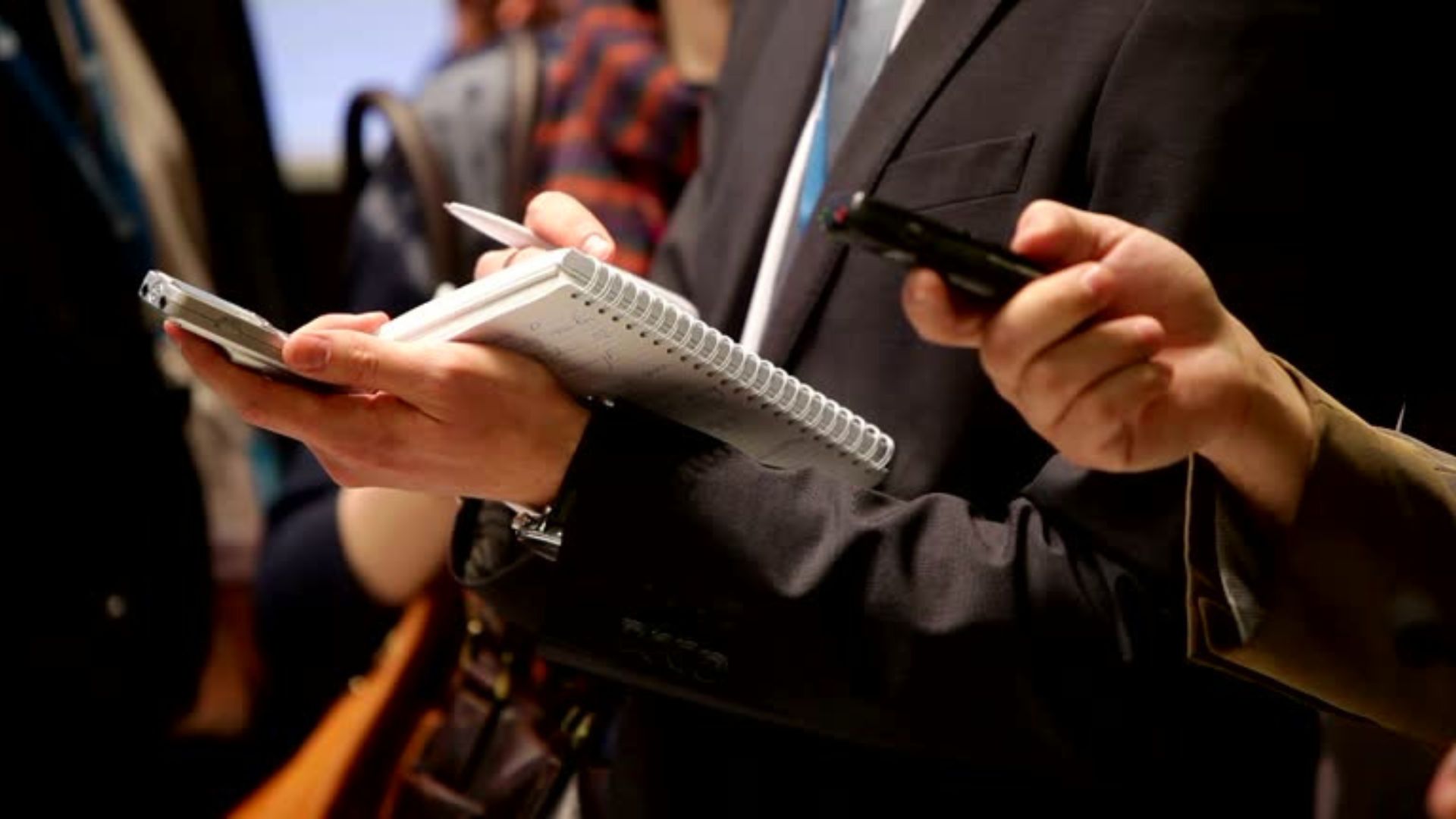 Foto: Ilustrasi jurnalis wawancara narasumber. Sumber: Istimewa.