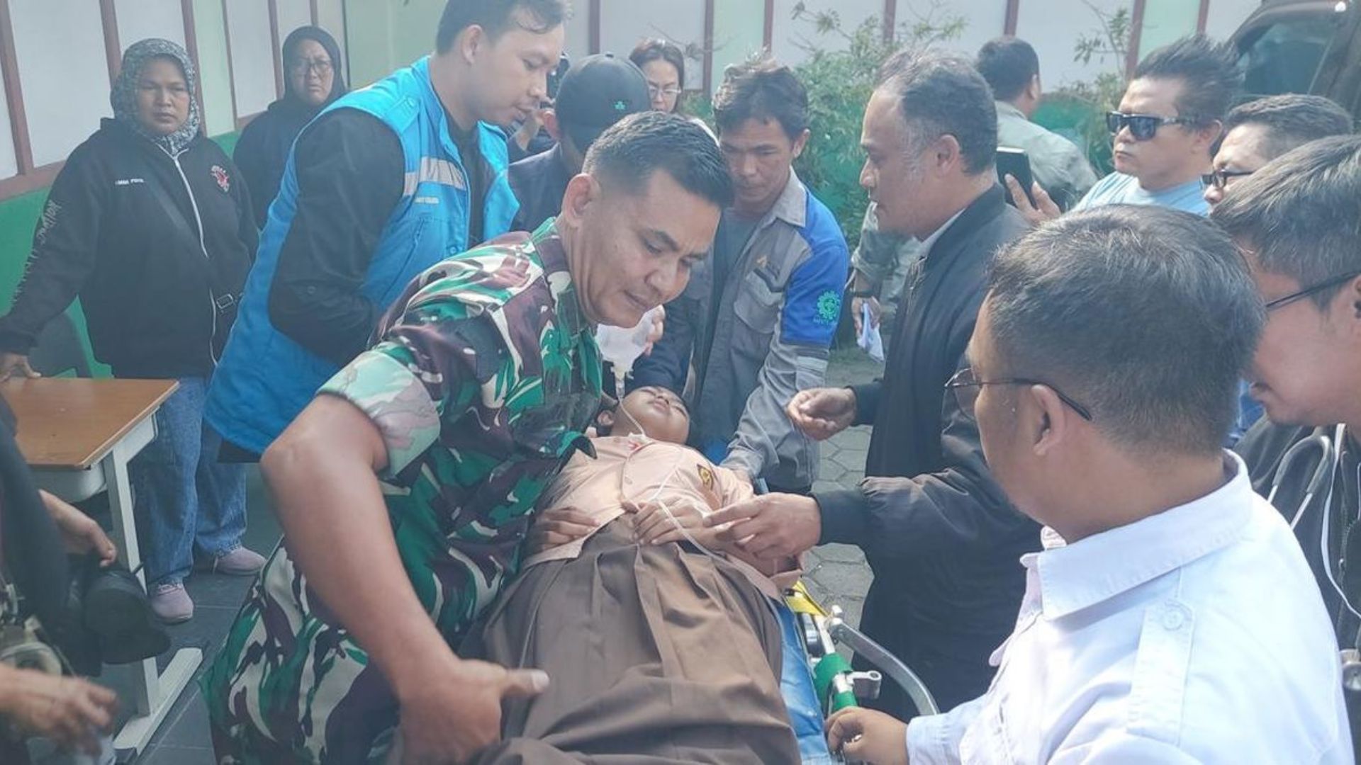 Foto: Salah satu siswi di SMPN 1 Cisarua mengalami keracunan MBG. Sumber: Istimewa.