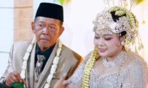 Foto: Pernikahan Tarman (47) dan Shela, di Pacitan