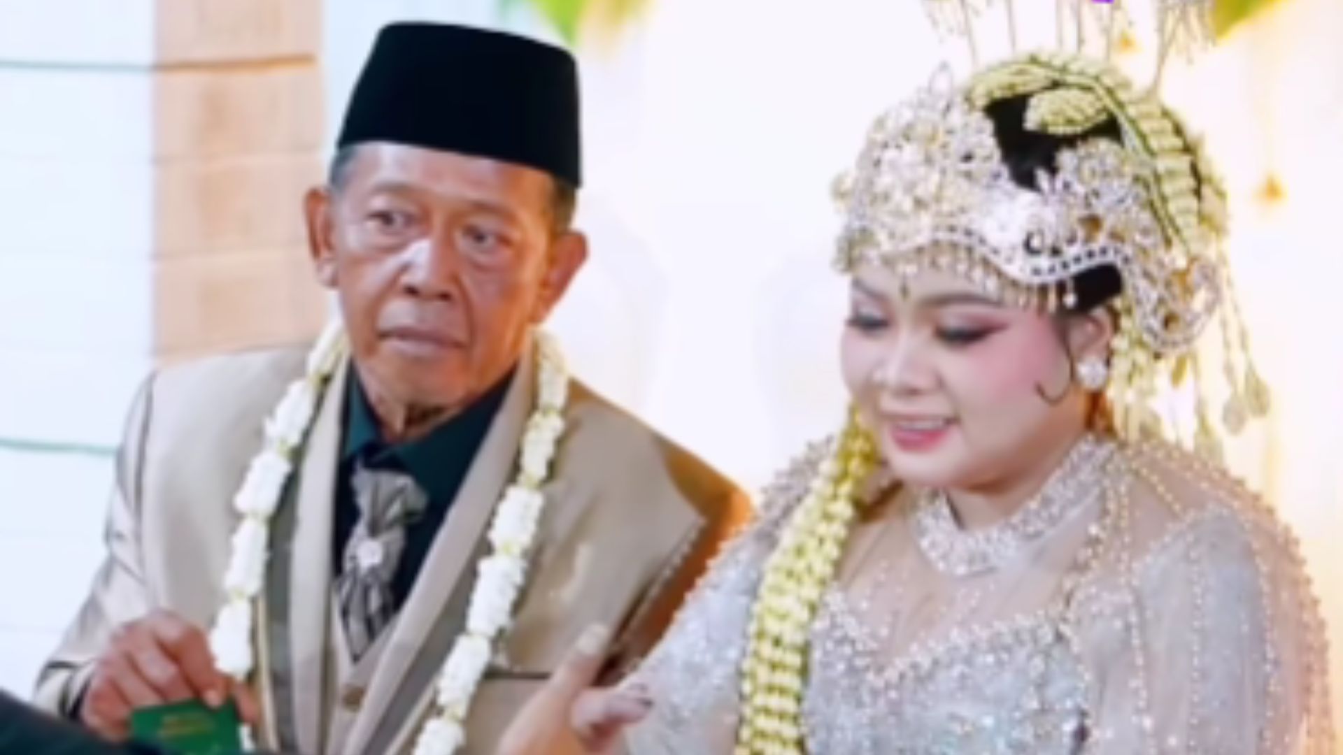 Foto: Pernikahan Tarman (47) dan Shela, di Pacitan