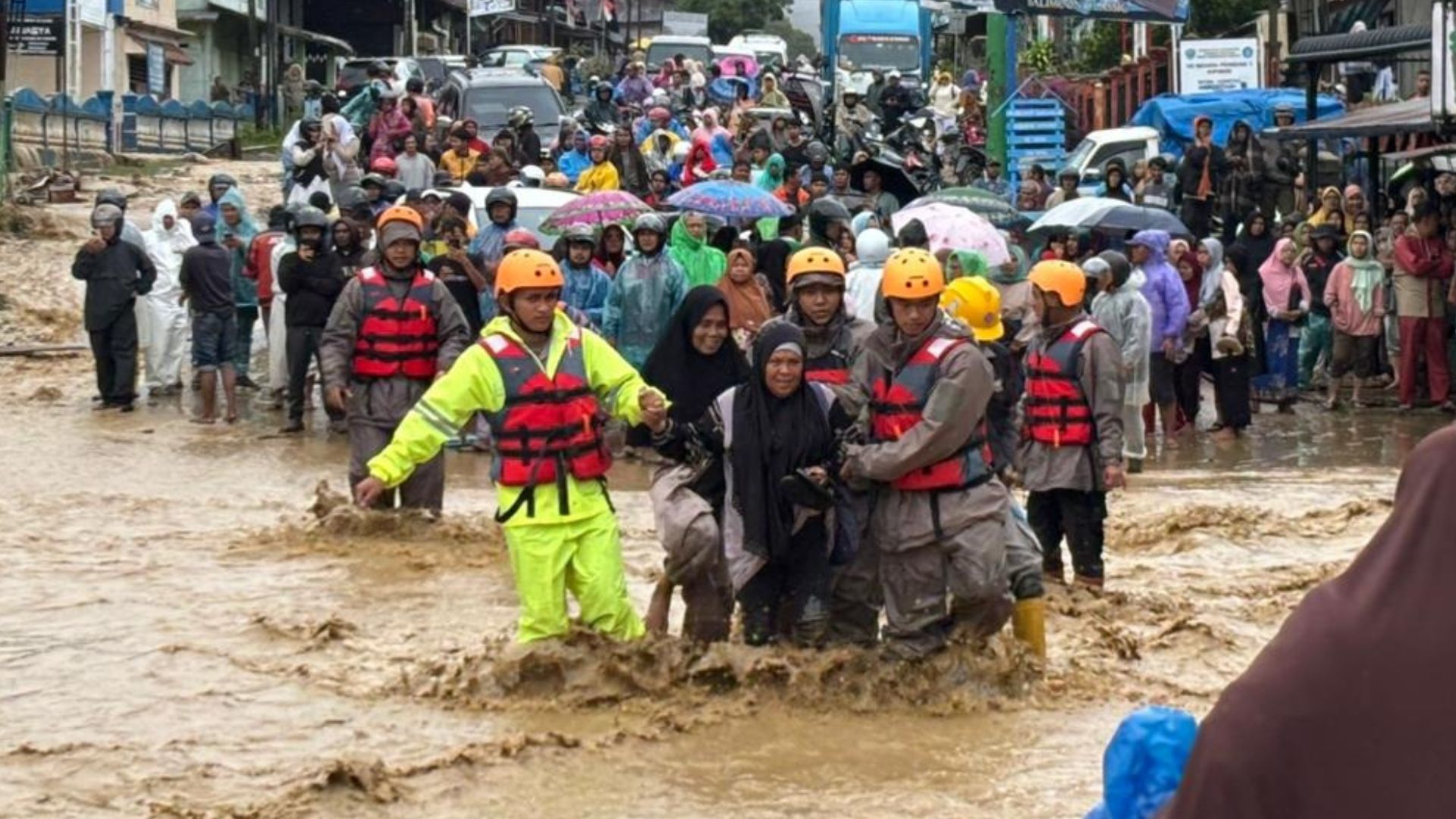 Foto: Petugas gabungan sedang melakukan evakuasi warga korban banjir bandang di Sumatera. Sumber: Istimewa.