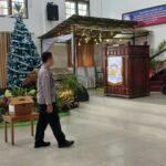 Pastikan Ibadah Natal Aman, Polresta Samarinda Lakukan Sterilisasi Gereja