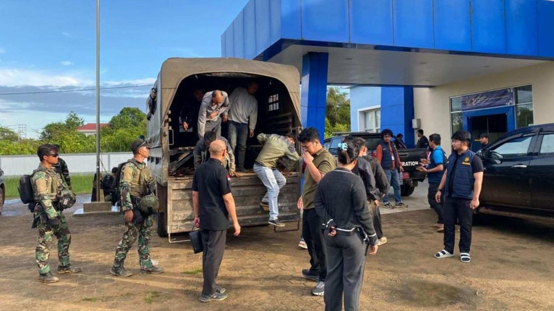 Foto: 15 WNA Asal Cina Diserahkan ke Imigrasi dan Polisi. Sumber: Istimewa.