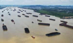 Foto: Aktivitas Kapal Tongkang Pengangkut Batu Bara di Sungai Mahakam, Samarinda, Kalimantan Timur. Sumber: Istimewa.