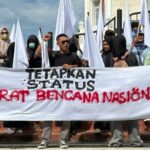 Foto: Sejumlah masa melakukan orasi untuk menetapkan status bencana nasional di Sumatra. Sumber: Istimewa.