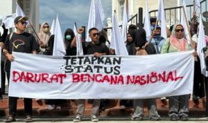 Foto: Sejumlah masa melakukan orasi untuk menetapkan status bencana nasional di Sumatra. Sumber: Istimewa.