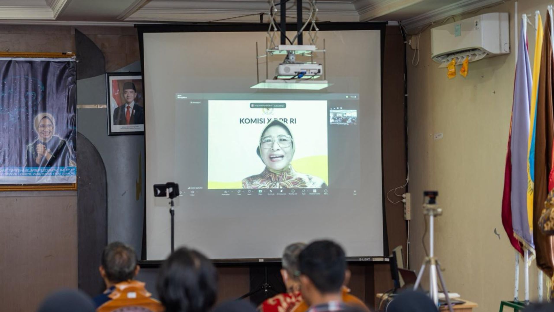 Foto: Ketua Komisi X DPR RI, Hetifah Sjaifudian saat membuka workshop AI di Polnes Samarinda. Sumber: Istimewa.