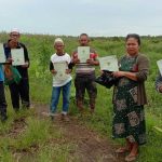 Foto: Sejumlah warga transmigran tunjukkan sertifikat tanah milik mereka di Desa Bekambit dan Desa Bekambit Asri, Kabupaten Kotabaru, Kalimantan Selatan. Sumber: Istimewa. Foto: Sejumlah warga transmigran tunjukkan sertifikat tanah milik mereka di Desa Bekambit dan Desa Bekambit Asri, Kabupaten Kotabaru, Kalimantan Selatan. Sumber: Istimewa.
