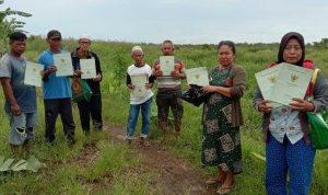Foto: Sejumlah warga transmigran tunjukkan sertifikat tanah milik mereka di Desa Bekambit dan Desa Bekambit Asri, Kabupaten Kotabaru, Kalimantan Selatan. Sumber: Istimewa.