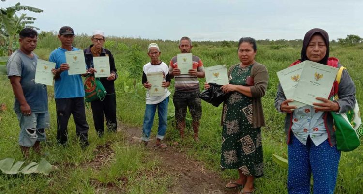 Foto: Sejumlah warga transmigran tunjukkan sertifikat tanah milik mereka di Desa Bekambit dan Desa Bekambit Asri, Kabupaten Kotabaru, Kalimantan Selatan. Sumber: Istimewa.