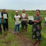 Foto: Sejumlah warga transmigran tunjukkan sertifikat tanah milik mereka di Desa Bekambit dan Desa Bekambit Asri, Kabupaten Kotabaru, Kalimantan Selatan. Sumber: Istimewa.