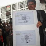 Foto: Pengamat kebijakan publik Bonatua Silalahi memperlihatkan salinan fotokopi terlegalisir ijazah S1 Kehutanan Universitas Gadjah Mada (UGM) milik Presiden ke-7 RI Joko Widodo (Jokowi). Sumber: Istimewa.