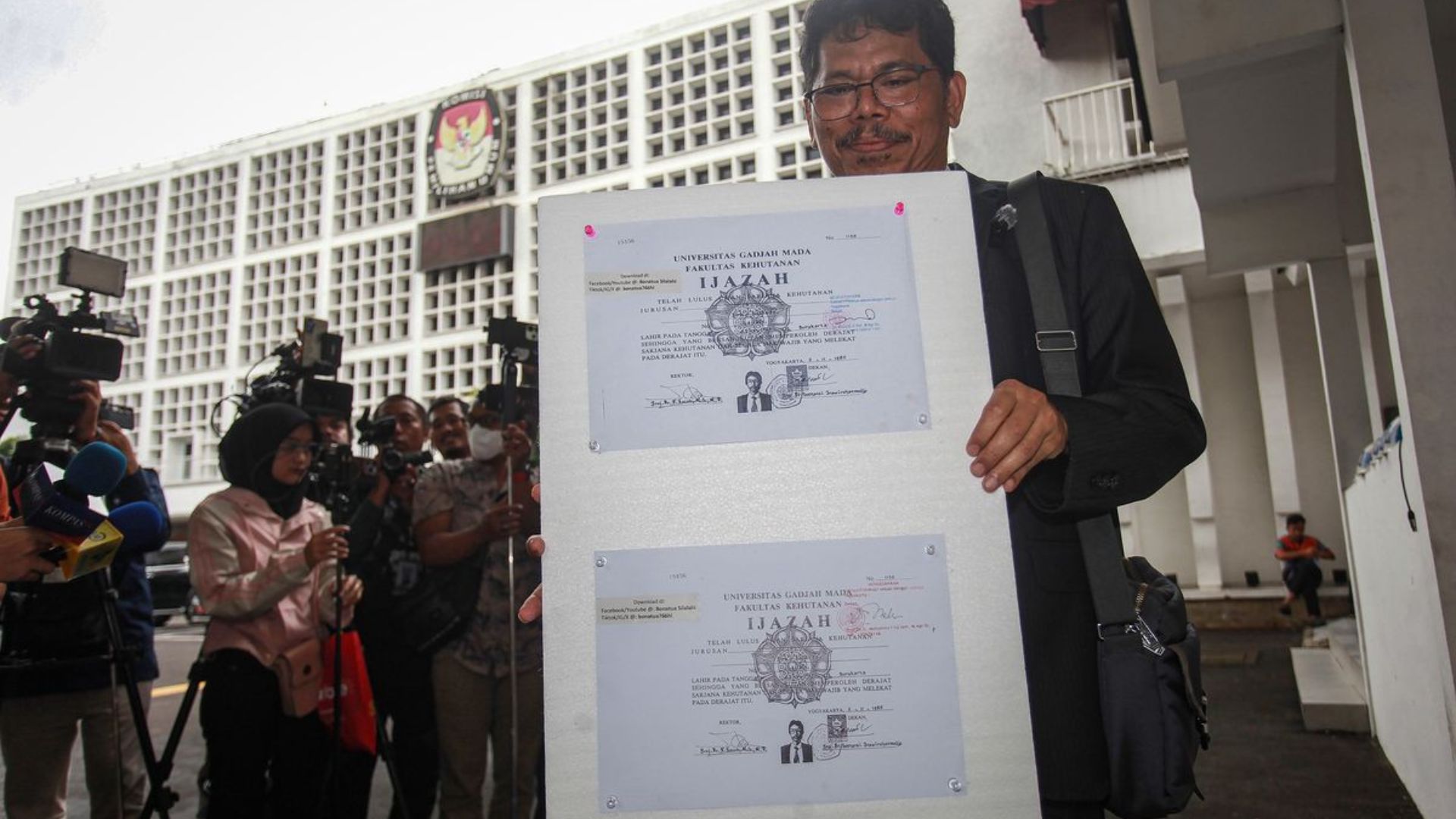 Foto: Pengamat kebijakan publik Bonatua Silalahi memperlihatkan salinan fotokopi terlegalisir ijazah S1 Kehutanan Universitas Gadjah Mada (UGM) milik Presiden ke-7 RI Joko Widodo (Jokowi). Sumber: Istimewa.