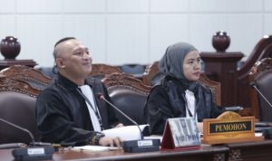 Foto: Dokter Ria Merryanti, Advokat Syamsul Jahidin, dan Dokter Hapsari Indrawati, mengajukan permohonan uji materi UU ASN. Sumber: Istimewa. Foto: Dokter Ria Merryanti, Advokat Syamsul Jahidin, dan Dokter Hapsari Indrawati, mengajukan permohonan uji materi UU ASN. Sumber: Istimewa.